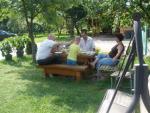 niadanie w cieniu drzew